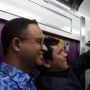 Naik KRL Penuh Penumpang, 10 Orang Ajak Anies 'Foto Selfie'