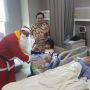 Rayakan Natal, Santa Claus Kunjungi Pasien di Rumah Sakit Ini