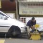 Viral! Perjuangan Lelaki Bongkar Ban Mobil yang Digembok Petugas