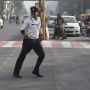 Viral! Polisi India Atur Lalu Lintas Sambil Joget "Moonwalk"