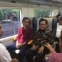 Pakai Kaus, Jokowi Tumpangi Kereta dari Bandara Soeta ke Jakarta