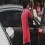 Seorang Pria Hancurkan Mobil Avanza Diduga Taksi Online