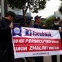Spanduk Peserta Demo Facebook Ini Ramai di Medsos, Apa yang Aneh?