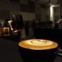 Jorok Tapi Bikin Kagum, Lelaki Ini Bikin Latte Art Langsung di Dalam Mulut