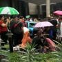 Korban Gedung BEI Roboh Diobati di Tengah Hujan Deras