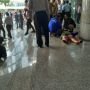 Lantai I BEI Ambruk, Korban Digeletakkan di Luar Tunggu Evakuasi