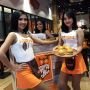 Mau Jadi Hooters Girls? Gajinya Dua Kali UMR Lho!