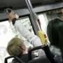 Jorok, Perempuan Ini Keringkan Sepatu Pakai AC Bus