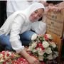 Senyum Putri Sys Ns di Nisan Sang Ayah Bikin Warganet sedih