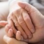Ini Manfaat Memegang Tangan Pasangan Saat Melahirkan