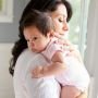 Ini Kesalahan yang Kerap Dilakukan Orangtua saat Menggendong Bayi