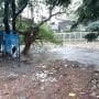 Air Sudah Setara Jalan, Warga Bidaracina Sibuk Selamatkan Perabot