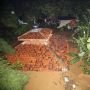 Musala di Pejaten Tenggelam, Warga Bertahan di Tiang Listrik