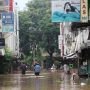 Anies Kerahkan Pemadam Kebakaran Bersihkan Rumah Korban Banjir
