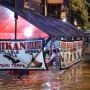 Nekat! Banjir Jakarta, Tenda Pecel Lele Ini Tetap Buka dan Jualan