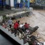 Jelang Musim Hujan, Sampah Pintu Air Manggarai Dibersihkan