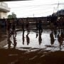 Bermain di Tengah Lumpur, Keceriaan Anak Jakarta Usai Banjir
