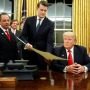 Seret Eks Istri Tanpa Busana, Ajudan Donald Trump Undur Diri