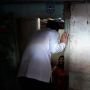 Masuk ke Rumah Wati yang Keluhkan Bau, Anies Kasih Uang