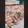 CEK FAKTA: Video Nenek Kesulitan Jalan di Genteng Saat Banjir Jakarta 2020?
