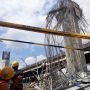 Pekerja Bersihkan Sisa Robohan Penyanggah Cor di Proyek Becakayu