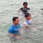 Berkantor di Pulau Seribu, Sandiaga Berenang dan Bertemu Nelayan