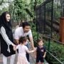 Cantiknya Arumi Bachsin Temani Suami Naik Gajah