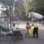 Bikin Haru Warganet, Polisi Pasuruan Bantu Nenek Bawa Karung