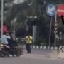 Unik, Polisi Ini Tangkap Pemotor Pakai 'Jurus Cilukba'