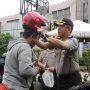 Berikan Edukasi Lalu-Lintas, Satlantas Polres Metro Jakarta Utara Bagikan Helm Gratis