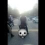 Lelaki Ini Ungkap Bahaya Naik Motor Sembari Pakai Jaket Terbalik