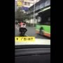 Nekat! Siswi Ini Duduk Membelakangi Pengemudi Motor Kerjakan PR