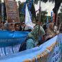 Protes ke Anies, Pendemo Perempuan Mandi Bareng di Balai Kota