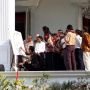 Temui Budayawan di Istana, Jokowi Jongkok Tulis Sesuatu di Kanvas