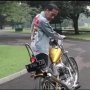 Bertemu Petani, Jokowi Kendarai Motor Choppernya dan Buat Vlog