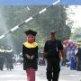 Bikin Haru, Bapak Berseragam Satpam Ini Antarkan Anak Wisuda