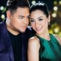 7 Kejanggalan Foto Mesra Ivan Gunawan dan Faye Malisorn