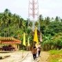 Demi Sinyal Ponsel, Warga Pekajang Setiap Hari Mengarungi Lautan
