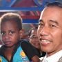 Kunjungi Asmat, Presiden Gendong Bocah 3 Tahun Bernama Jokowi