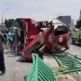 Truk Molen Terguling Hindari Ojek Online Lawan Arah di Cideng