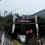 Jembatan Ambruk, Dua Sopir Tewas Terjebak di Truk yang Terperosok