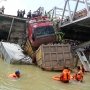 Menteri PU Duga Ambruknya Jembatan Cincin Karena Kelebihan Beban