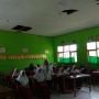 Menyedihkan, Pelajar SDN 2 Jayapura Harus Bawa Kursi dari Rumah