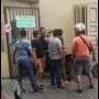 Viral! Polisi Berpakaian Preman Bersenjata Api Keroyok Satpam