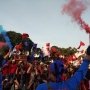 Buruh Menyalakan Flare saat Bubar Demo di Istana Merdeka