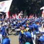 Drum Band FSPMI dan Dangdut Menggoyang Demo Buruh di Depan Istana