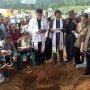 Tewas dalam Karung, Sang Ibu Erat Peluk Foto Grace saat Pemakaman