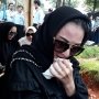 Kiki Amalia Histeris Lepas Almarhum Ayah ke Liang Lahad