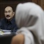 Debat dengan Penyidik KPK, Fredrich Minta Bantuan Majelis Hakim