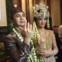 Kocak! Begini Wajah Tegang Raditya Dika saat Gendong Anak Sendiri
